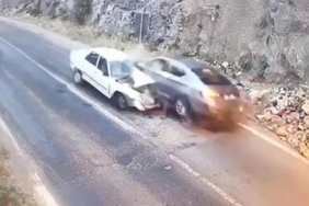 1 kişinin öldüğü 2 aracın kafa kafaya çarpıştığı kaza kamerada