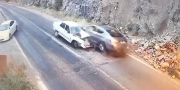 1 kişinin öldüğü, 2 aracın kafa kafaya çarpıştığı kaza kamerada 36 1 kişinin öldüğü 2 aracın kafa kafaya çarpıştığı kaza kamerada