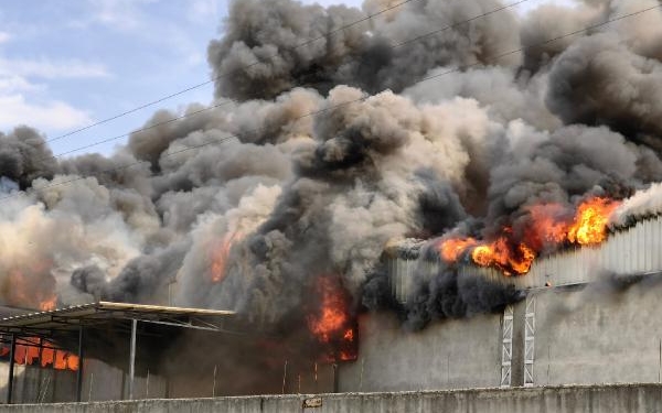 1 milyar liralık kıvılcım 40 ton köpük 20 bin ton su ile söndürüldü