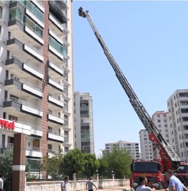 10uncu kattaki dairede çıkan yangında 10 kişi dumandan etkilendi