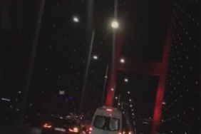 15 Temmuz Şehitler Köprüsünün ortasında camdan sarkıp tartıştığı şoföre vurmaya çalıştı