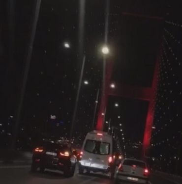 15 Temmuz Şehitler Köprüsünün ortasında camdan sarkıp tartıştığı şoföre vurmaya çalıştı