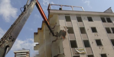 17 Ağustos'un yıldönümünde Avcılar'da 1999'uncu binanın yıkımına başlandı 22 17 Ağustosun yıldönümünde Avcılarda 1999uncu binanın yıkımına başlandı