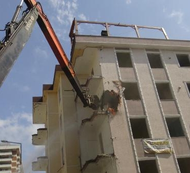 17 Ağustosun yıldönümünde Avcılarda 1999uncu binanın yıkımına başlandı