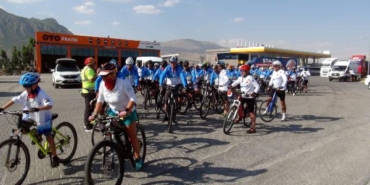 250 bisikletçi Van Gölüne dikkat çekmek için Bitlise geldi