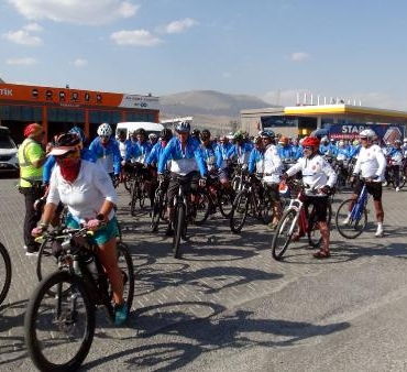 250 bisikletçi Van Gölüne dikkat çekmek için Bitlise geldi