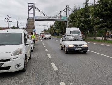 30 metre yakınındaki üst geçidi kullanmayan kadına otomobil çarptı 1 yaralı