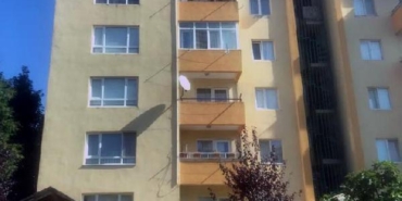 4'üncü katın balkonundan düşen çocuk, ağır yaralandı 23 4üncü katın balkonundan düşen çocuk ağır yaralandı