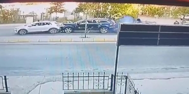 5 kişinin yaralandığı düğün konvoyundaki zincirleme kaza kamera