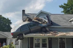 ABDde bir araç evin ikinci katına daldı