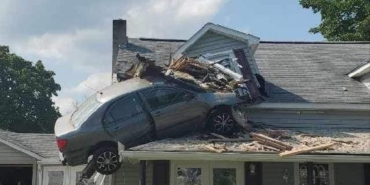 ABDde bir araç evin ikinci katına daldı