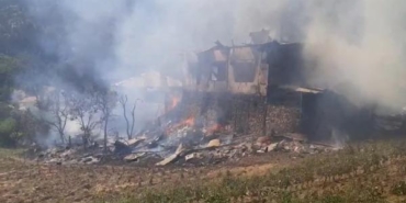 Adana'da 3 evi kül edip ormana sıçrayan yangın, 3 saatte söndürüldü 36 Adanada 3 evi kül edip ormana sıçrayan yangın 3 saatte söndürüldü