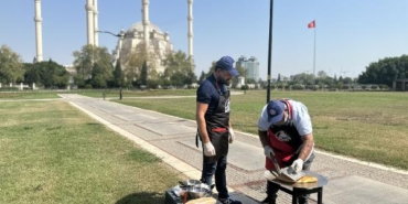 Adana'da hissedilen sıcaklık 50 dereceyi aştı: Güneşte tost pişti 2 Adanada hissedilen sıcaklık 50 dereceyi aştı Güneşte tost pişti