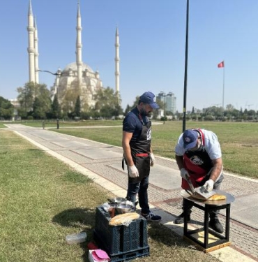 Adanada hissedilen sıcaklık 50 dereceyi aştı Güneşte tost pişti