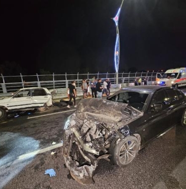 Adanada hız kazası Çarptığı otomobili 100 metre metre sürükledi 1 ölü 1 yaralı