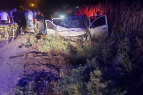 Adanada kamyonetle hafif ticari araç kafa kafa çarpıştı 1 ölü 5 yaralı