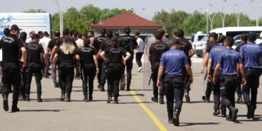 Adliyeye duruşmaya gittiler bıçak ve sopalarla kavga ettiler