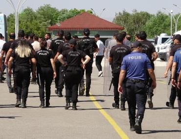 Adliyeye duruşmaya gittiler bıçak ve sopalarla kavga ettiler