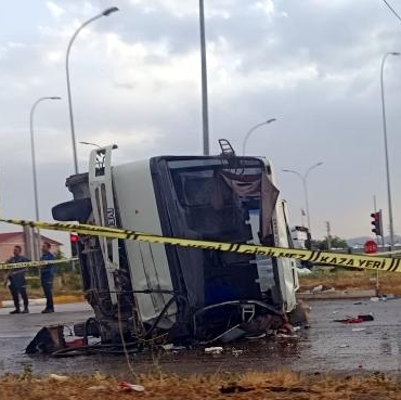 Afyonkarahisarda kamyonet ile midibüs çarpıştı 33 yaralı