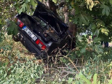 Ağaca çarpan otomobilin sürücüsü ile arkadaşı öldü 7 Ağaca çarpan otomobilin sürücüsü ile arkadaşı öldü