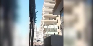 Ağır hasarlı 7 katlı bina yıkım sırasında çöktü