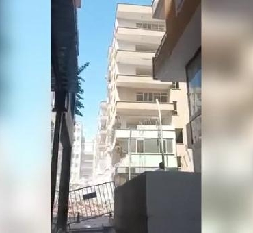 Ağır hasarlı 7 katlı bina yıkım sırasında çöktü