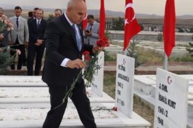 Ağrı Valisi Koç şehitlik ziyaretiyle görevine başladı
