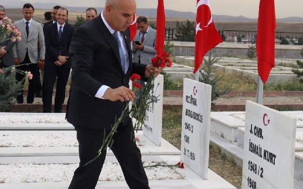 Ağrı Valisi Koç, şehitlik ziyaretiyle görevine başladı 6 Ağrı Valisi Koç şehitlik ziyaretiyle görevine başladı