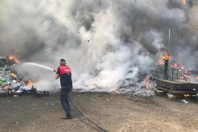 Ağrıda ikinci el eşya dükkanı tamamen yandı