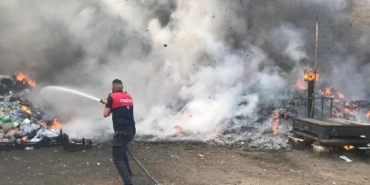 Ağrı’da ikinci el eşya dükkanı tamamen yandı 16 Ağrıda ikinci el eşya dükkanı tamamen yandı