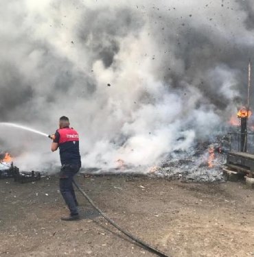 Ağrıda ikinci el eşya dükkanı tamamen yandı