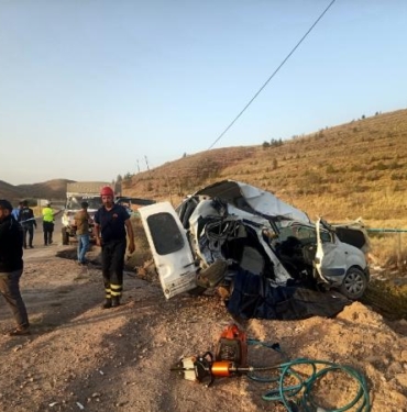 Aksaray'da hafif ticari araç ile kamyonet çarpıştı: 1 ölü, 4 yaralı