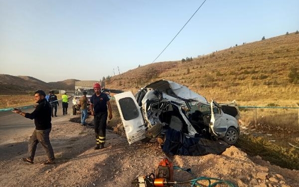 Aksaray'da hafif ticari araç ile kamyonet çarpıştı: 1 ölü, 4 yaralı