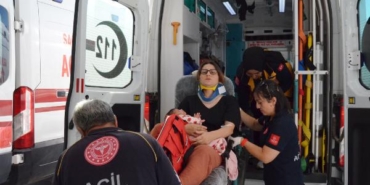 Aksaray'da iki otomobil çarpıştı: 6 yaralı 15 Aksarayda iki otomobil çarpıştı 6 yaralı