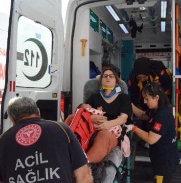 Aksarayda iki otomobil çarpıştı 6 yaralı