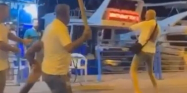 Alanya'da yumruklu, sopalı kavga kamerada (2)- Yeniden 13 Alanyada yumruklu sopalı kavga kamerada 2- Yeniden