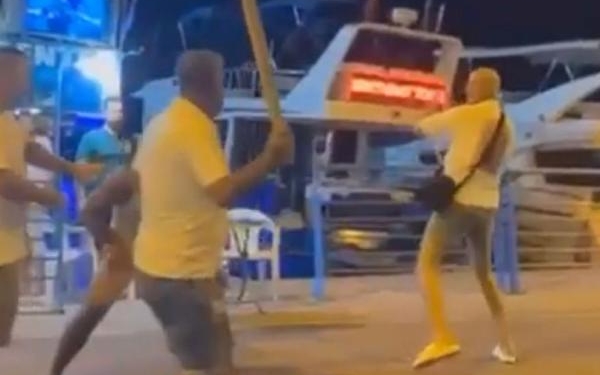 Alanya'da yumruklu, sopalı kavga kamerada (2)- Yeniden 1 Alanyada yumruklu sopalı kavga kamerada 2- Yeniden