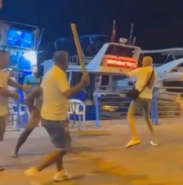 Alanya'da yumruklu, sopalı kavga kamerada 7 Alanyada yumruklu sopalı kavga kamerada