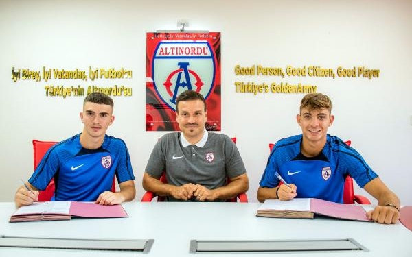 Altınorduda iki gençten imza