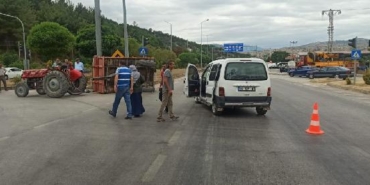 Amasya'da hafif ticari araç traktöre çarptı: 2'si çocuk 5 yaralı 17 Amasyada hafif ticari araç traktöre çarptı 2si çocuk 5 yaralı