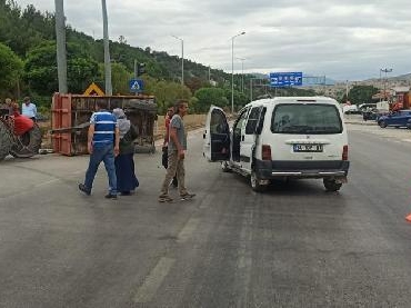 Amasyada hafif ticari araç traktöre çarptı 2si çocuk 5 yaralı