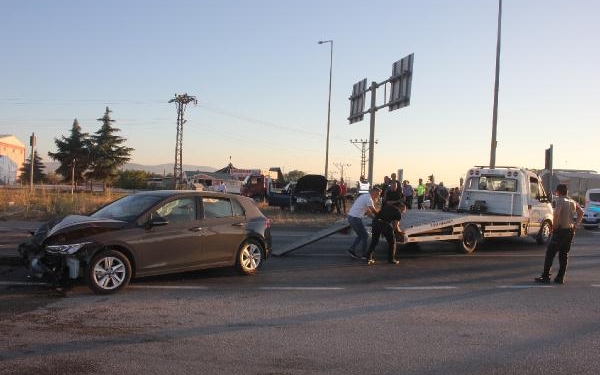 Amasya'da kavşakta 3 otomobil çarpıştı: 1'i ağır, 7 yaralı 1 Amasyada kavşakta 3 otomobil çarpıştı 1i ağır 7 yaralı