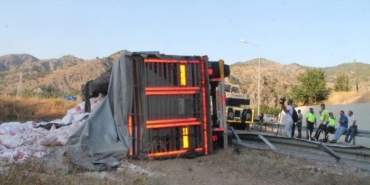 Amasyada un yüklü TIR devrildi 1 ölü