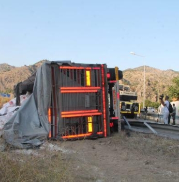 Amasyada un yüklü TIR devrildi 1 ölü
