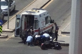 Ambulansa yol veren otomobile çarpan motosikletin sürücüsü yaralandı