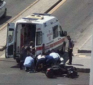 Ambulansa yol veren otomobile çarpan motosikletin sürücüsü yaralandı