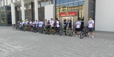 Ani'nin fethinin yıl dönümünde sporcular pedal çevirip, kulaç attı 29 Aninin fethinin yıl dönümünde sporcular pedal çevirip kulaç attı