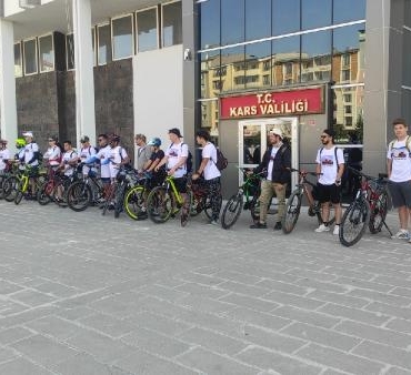 Ani'nin fethinin yıl dönümünde sporcular pedal çevirip, kulaç attı 9 Aninin fethinin yıl dönümünde sporcular pedal çevirip kulaç attı