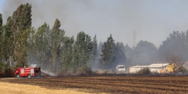 Anız yangını, düğün alanına sıçramadan söndürüldü 27 Anız yangını düğün alanına sıçramadan söndürüldü