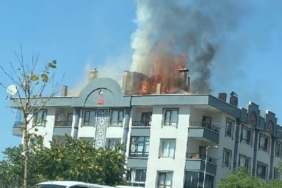 Ankarada 3 katlı binanın çatısı yandı